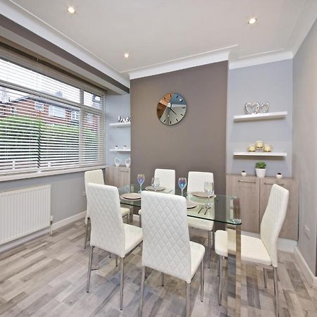 Beautiful Cozy Home With Free Parking مانشستر المظهر الخارجي الصورة